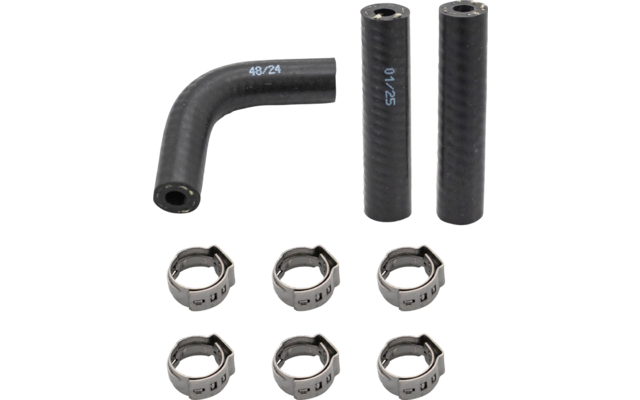 Drei schwarze Gummischläuche (zwei gerade, einer gebogen) und sechs runde Metall-Schlauchschellen auf weißem Hintergrund