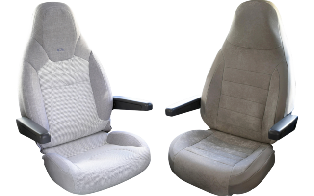 Deux sièges conducteur et passager dans un véhicule, gris clair et beige, avec accoudoirs et volant en arrière-plan