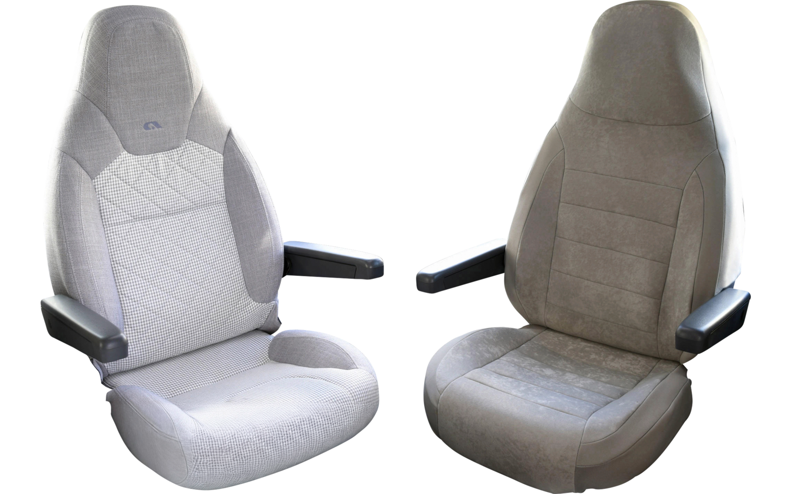 Deux sièges conducteur et passager dans un véhicule, gris clair et beige, avec accoudoirs et volant en arrière-plan