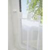 Weiße Gardine vor einem geöffneten Fenster mit Blick auf grüne Blätter