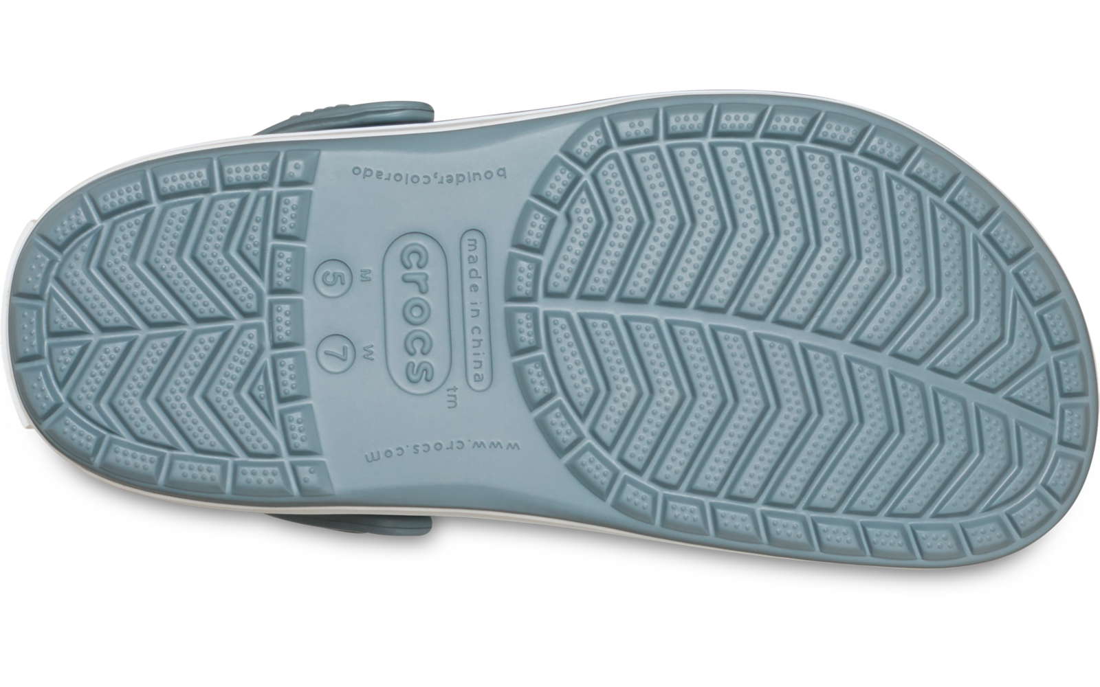 Onderkant van een lichtblauwe Crocs-schoen met profiel, zijriem en geperst "Crocs"-logo