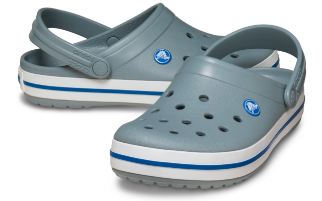 Een paar lichtblauwe kunststof clogs met ventilatiegaten, hielbandjes en witte zolen met een blauwe streep