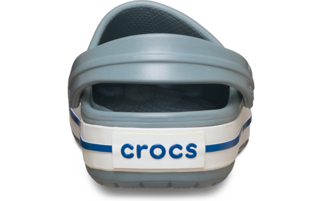 Achteraanzicht van een grijze klomp met blauwe 'crocs' tekst op een wit hielbandje en blauwe strepen aan de zijkanten
