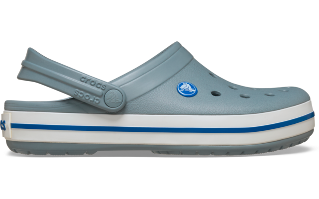 Lichtblauwe rubberen klomp met achterriem, ventilatiegaten bovenop, witte zool met blauwe streep en rond logo aan de zijkant