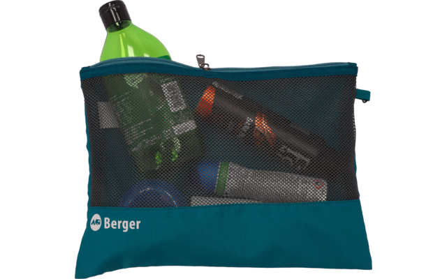 Eine transparente blaue Tasche mit mehreren Tuben und Flaschen darin