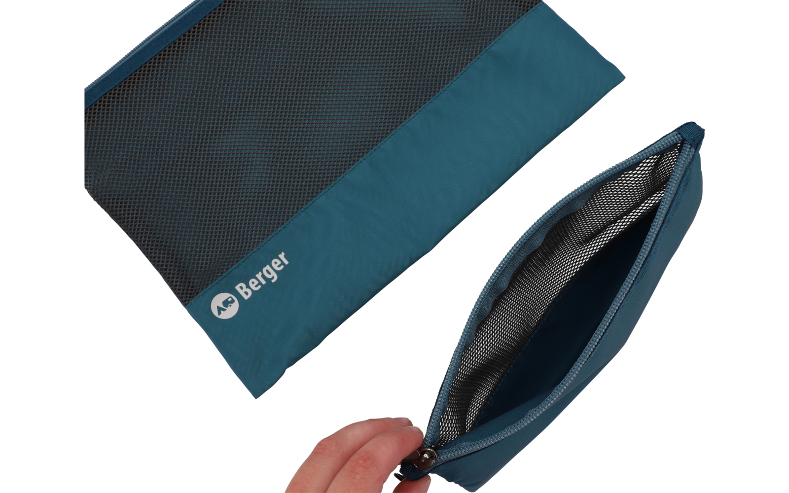 Hand opent een kleine blauwe zak op een witte ondergrond