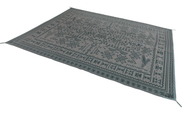 Blauer Teppich mit geometrischem Muster auf hellem Boden