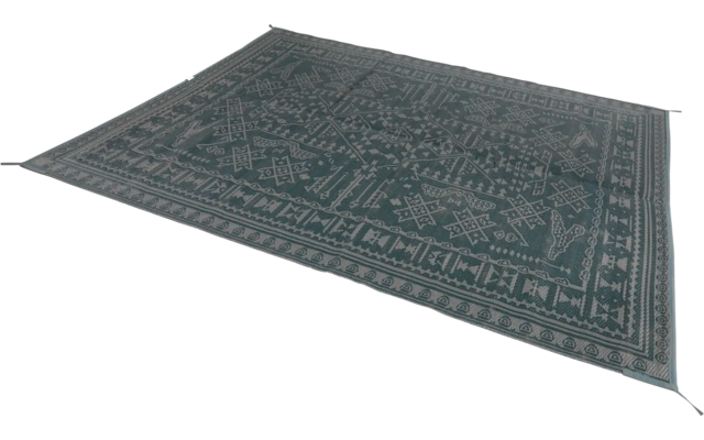 Blauer Teppich mit geometrischem Muster auf grauem Hintergrund