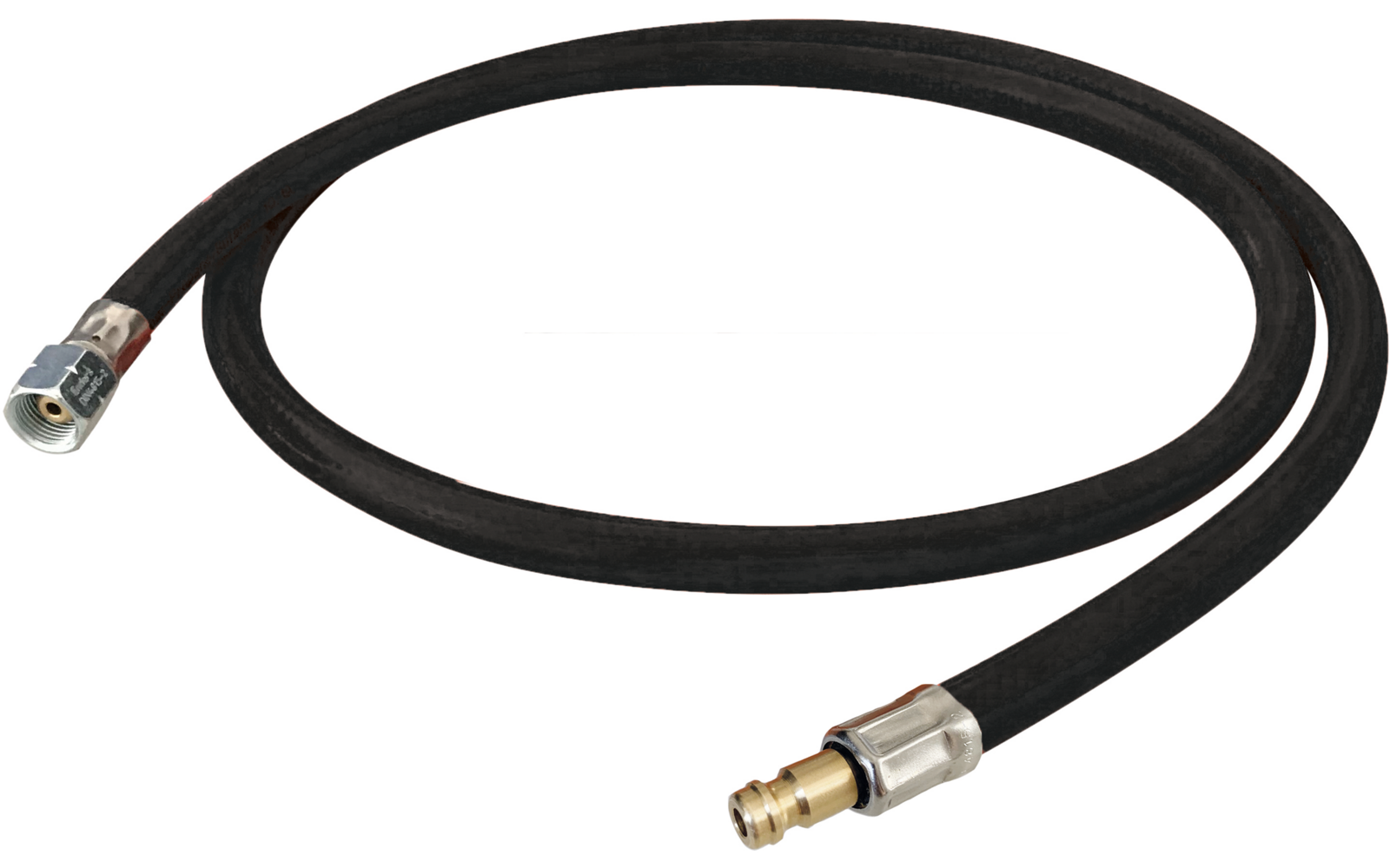 Schwarzer, flexibler Schlauch mit Metallanschlüssen an beiden Enden auf weißem Hintergrund