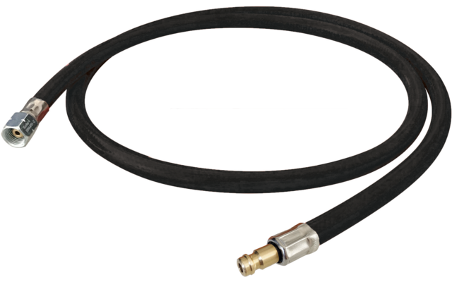 Schwarzer, flexibler Schlauch mit Metallanschlüssen an beiden Enden auf weißem Hintergrund