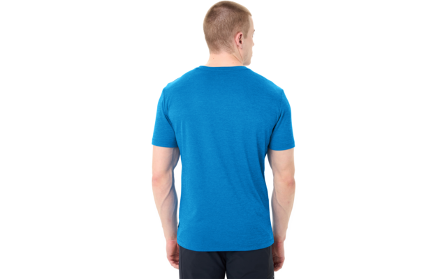 Achteraanzicht van een staand persoon met kort haar, blauw T-shirt en donkere korte broek op witte achtergrond