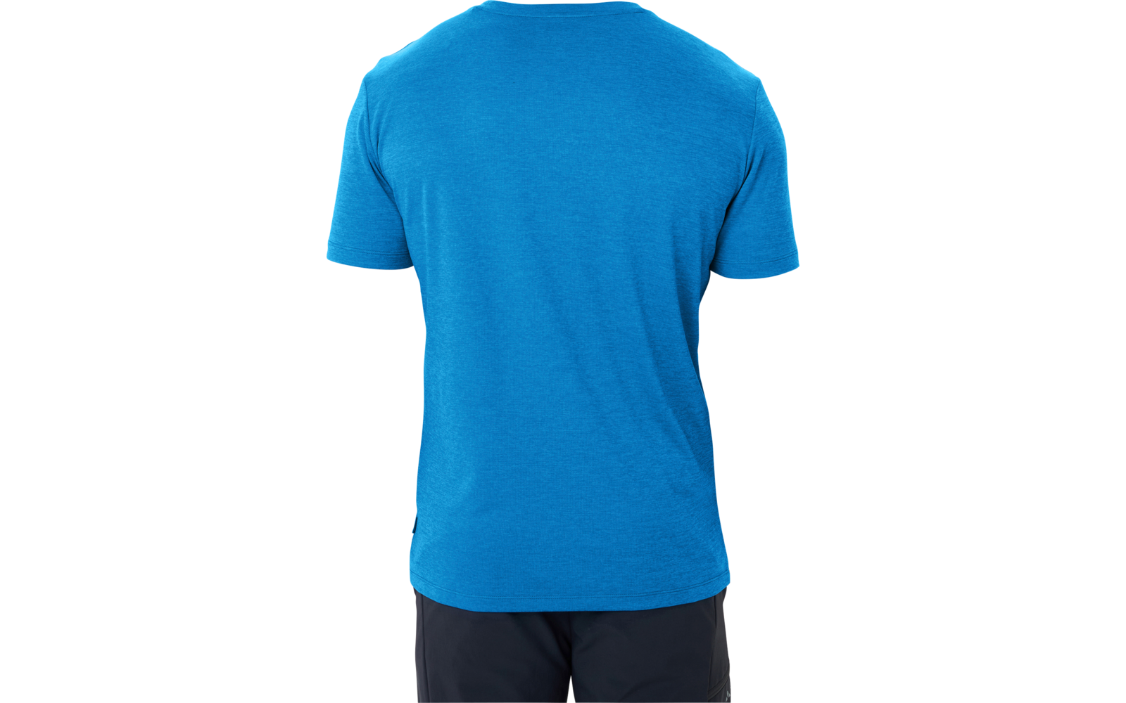 Achteraanzicht van een staand persoon met kort haar, blauw T-shirt en donkere korte broek op witte achtergrond