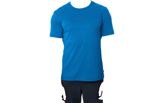 Man met kort lichtbruin haar en een blauw T-shirt, frontaal staand tegen een witte achtergrond, armen langs het lichaam