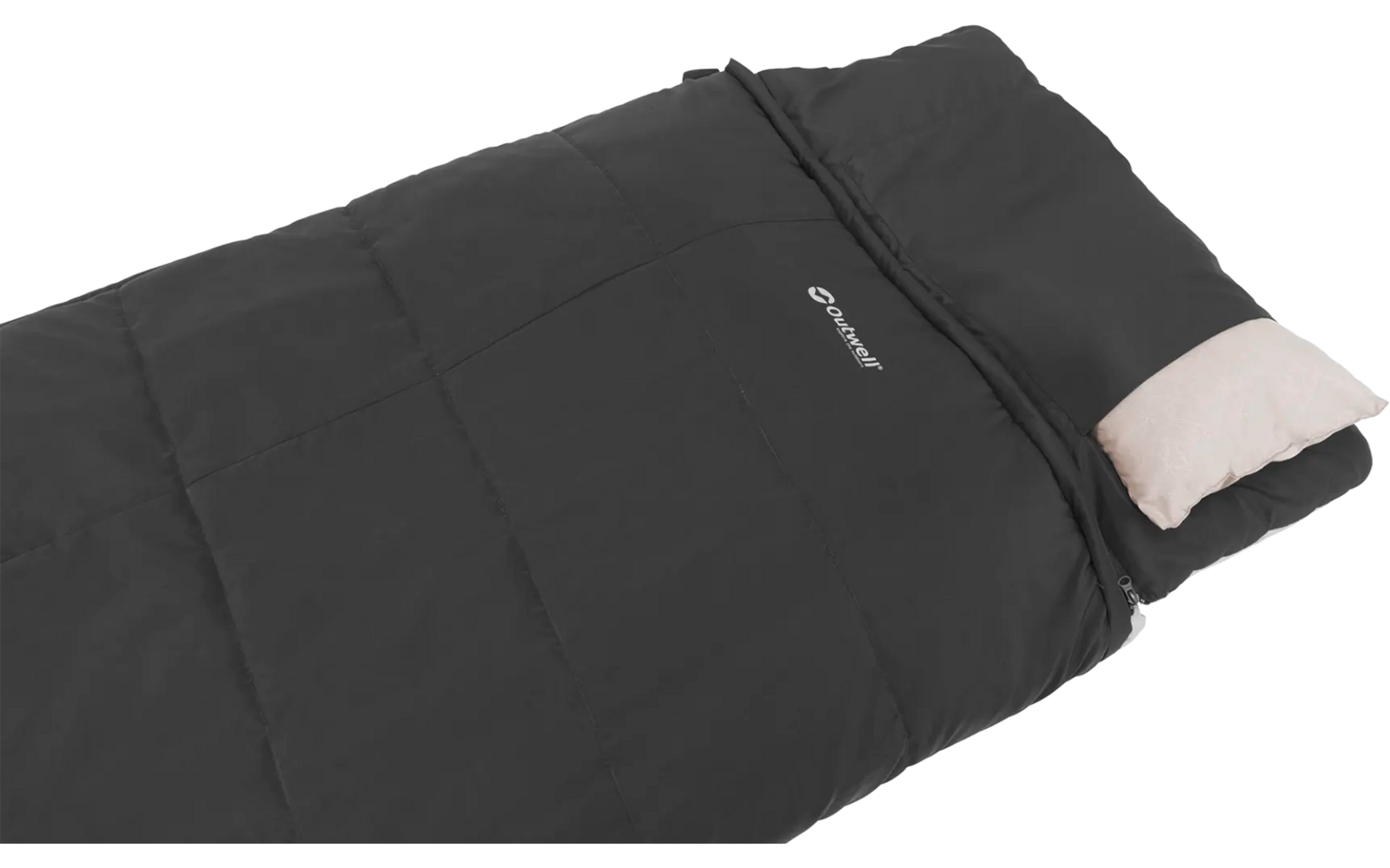 Zwart slaapzak met een licht kussen, liggend op een witte ondergrond