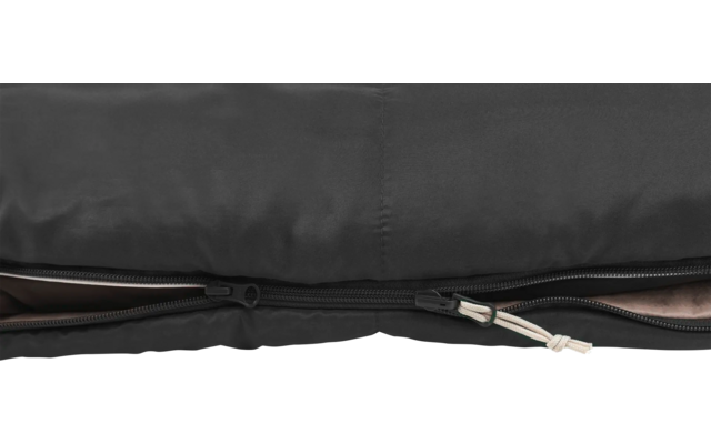 Close-up van een zwarte stoffen zak met een open rits en zichtbaar binnenvoering