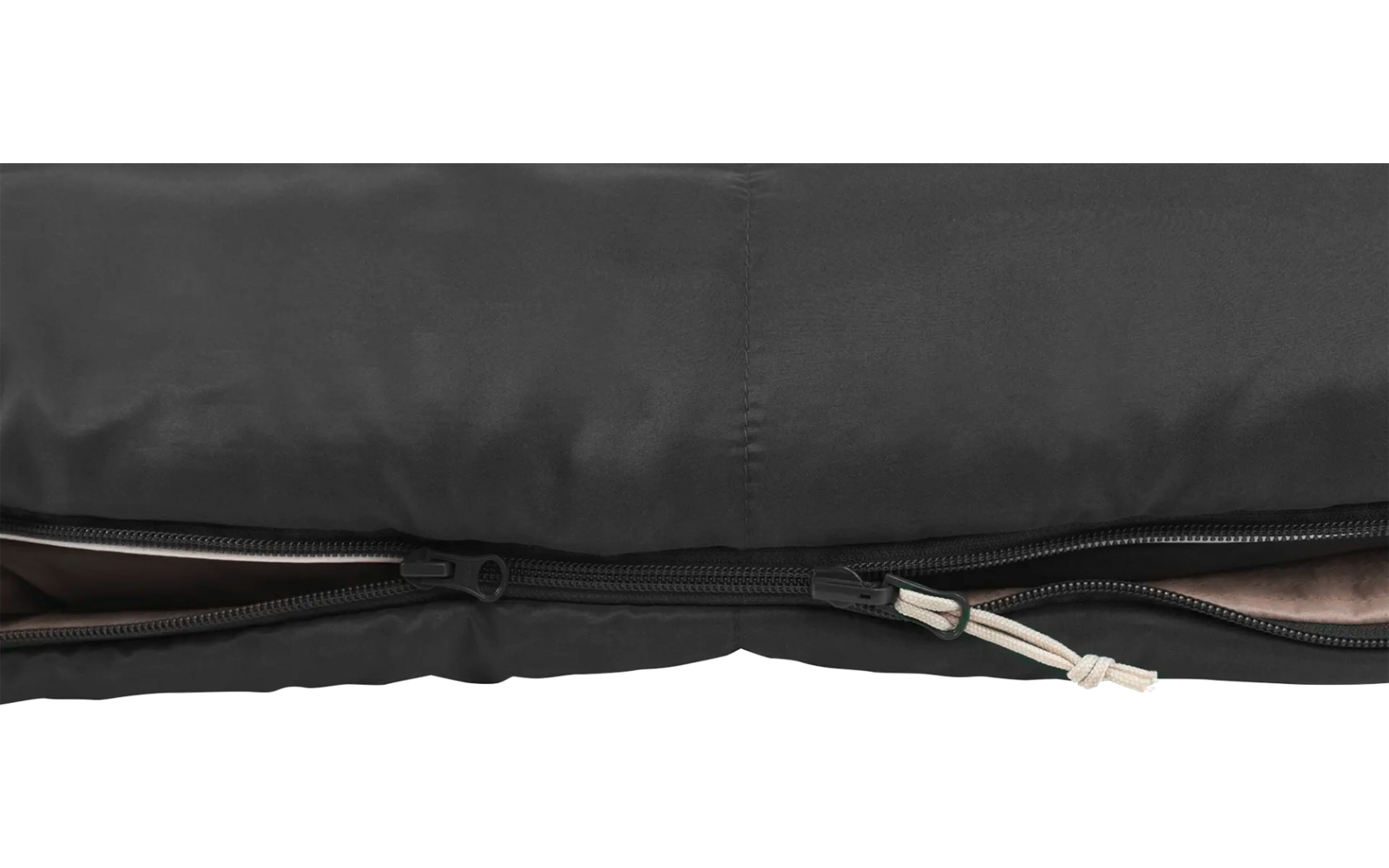 Close-up van een zwarte stoffen zak met een open rits en zichtbaar binnenvoering