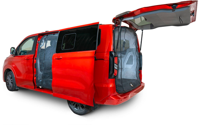 Roter Lieferwagen mit geöffneten seitlichen und hinteren Türen