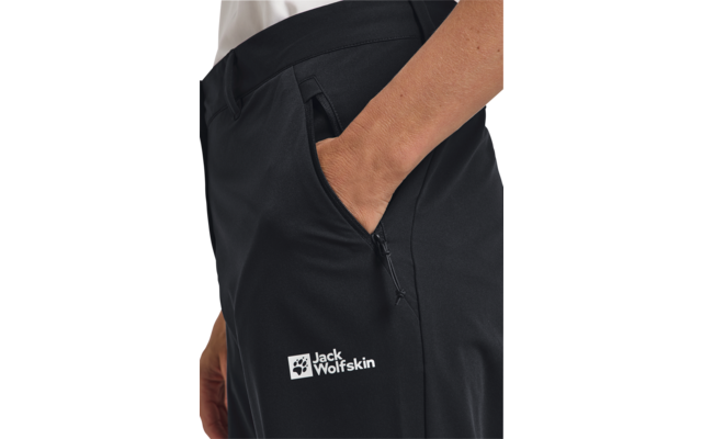 Nahaufnahme einer Person mit der Hand in der Hosentasche einer schwarzen Hose