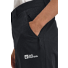 Nahaufnahme einer Person mit der Hand in der Hosentasche einer schwarzen Hose