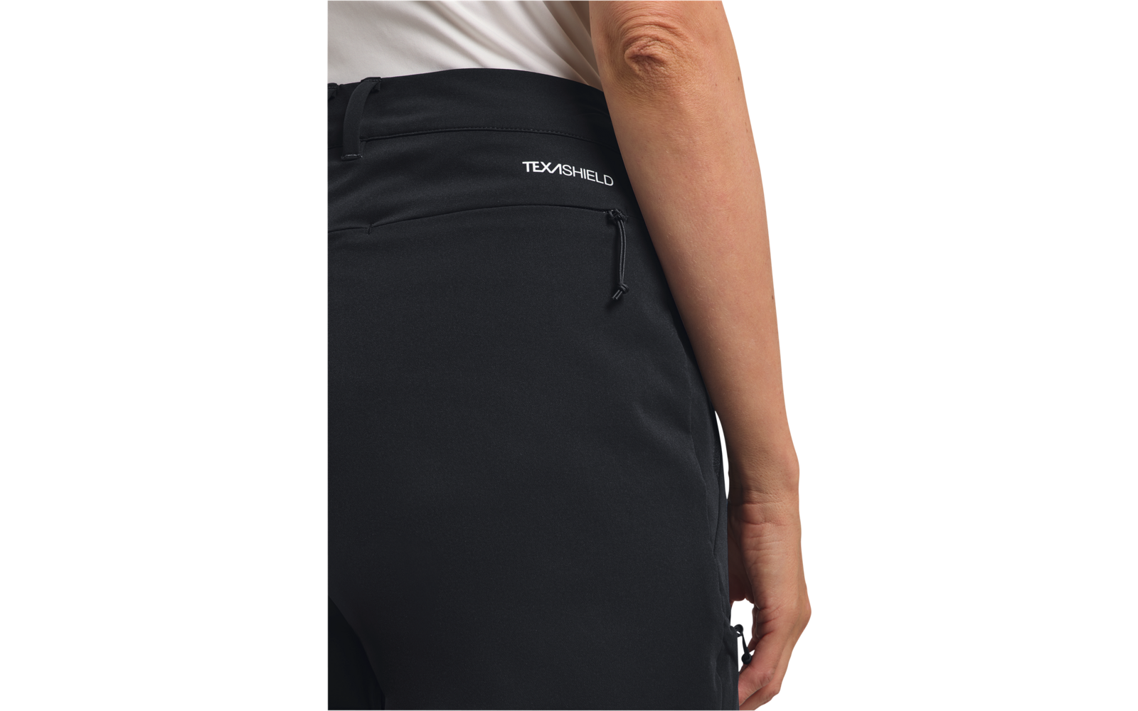 Nahaufnahme einer Person in schwarzer Hose von hinten, Fokus auf Hüfte und Arm