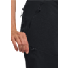 Hand legt sich auf Hüfte, schwarze Hose sichtbar