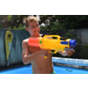 Junge mit Schwimmbrille hält eine gelbe Wasserpistole am Pool