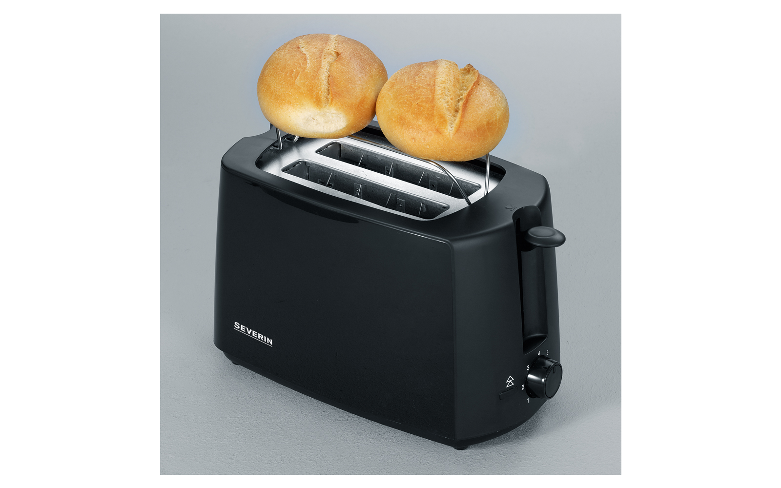 Schwarzer Toaster mit zwei Brötchen in den hochgestellten Schlitzen auf grauem Untergrund