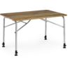 Table rectangulaire avec plateau couleur bois, pieds métalliques argentés, entretoises pliantes et patins noirs réglables