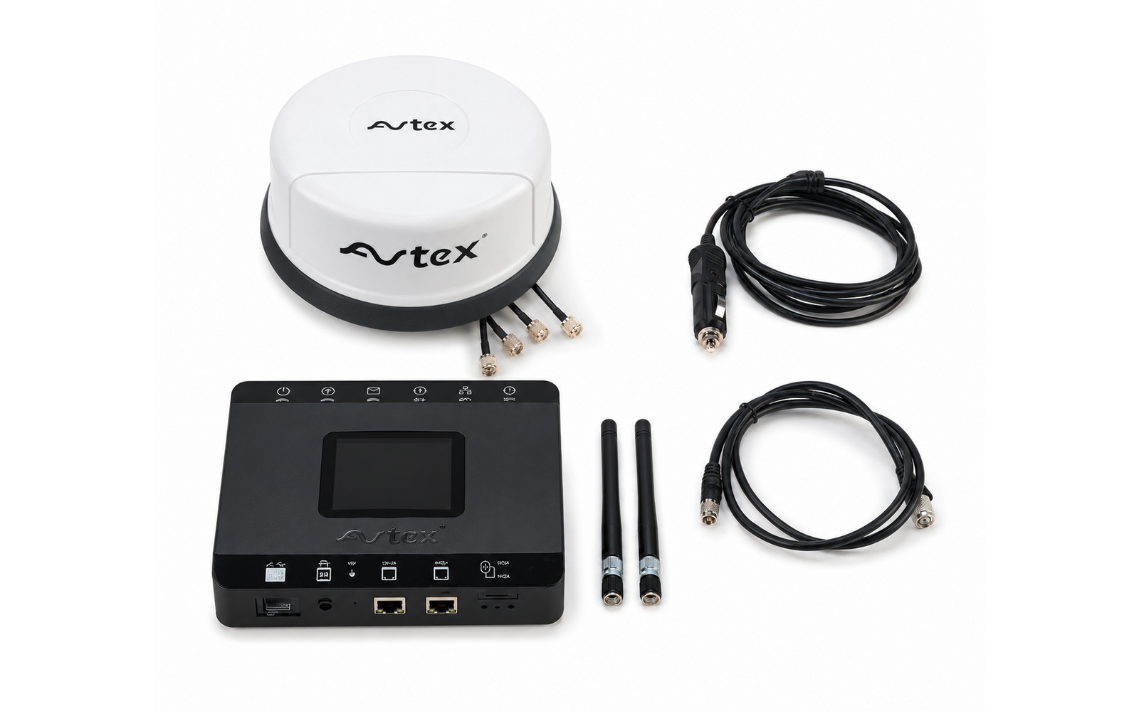 Weißes rundes Gerät mit 'avtex'-Logo, schwarzes rechteckiges Gerät mit Display, zwei Antennen, zwei Kabel mit Steckverbindern und ein Kabel mit Zigarettenanzünder-Stecker auf weißem Hintergrund
