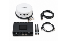 Weißes rundes Gerät mit 'avtex'-Logo, schwarzes rechteckiges Gerät mit Display, zwei Antennen, zwei Kabel mit Steckverbindern und ein Kabel mit Zigarettenanzünder-Stecker auf weißem Hintergrund