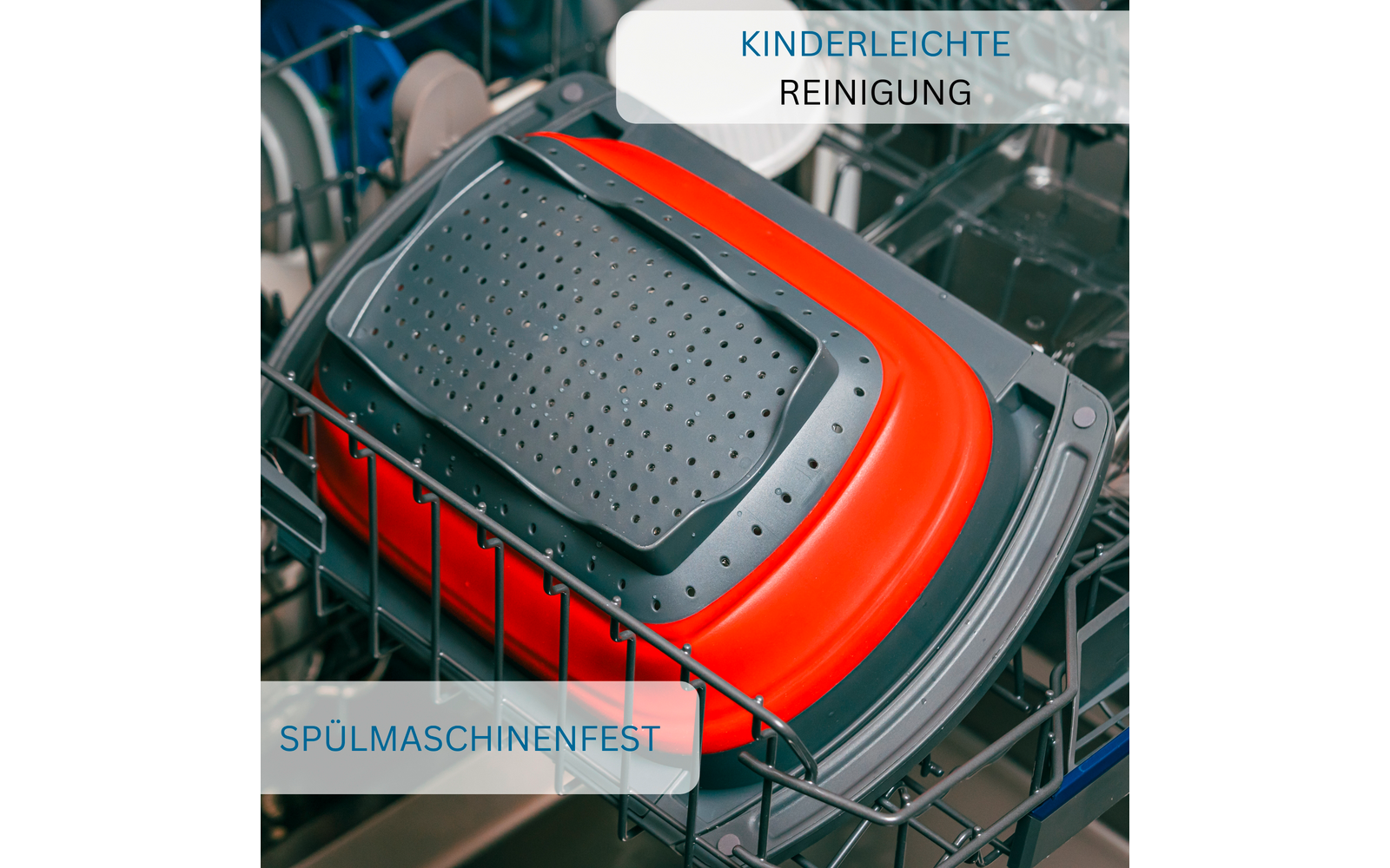 Passoire de cuisine rouge et grise, pliée à plat, dans le panier inférieur d'un lave-vaisselle ouvert, avec les textes 'KINDERLEICHTE REINIGUNG' et 'SPÜLMASCHINENFEST'