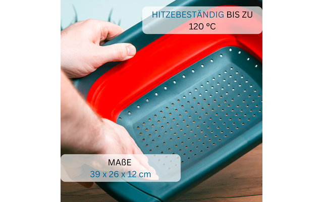 Deux mains tiennent une passoire rectangulaire à bord rouge et fond turquoise perforé ; inscriptions visibles : 'HITZEBESTÄNDIG BIS ZU 120 °C' et 'MAßE 39 x 26 x 12 cm'