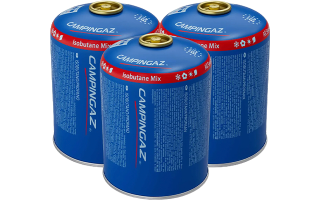 Drie blauwe Campingaz-gaspatronen met een rode band en een goudkleurig ventiel bovenop, gelabeld "Isobutane Mix"