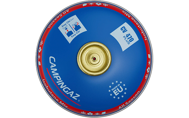 Bovenaanzicht van een ronde blauwe Campingaz-gasbus met centraal messingen ventiel, witte 'Campingaz'-tekst, label 'CV 470 Plus', 'Made in EU'-sterren en een rode rand met kleine witte pictogrammen