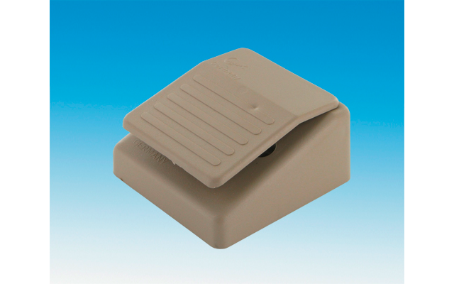 Beige rechthoekig voetpedaal met geribbelde bovenkant op een blauw-witte verloopachtergrond