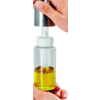 Zwei Hände halten eine transparente Pumpflasche mit gelber Flüssigkeit; eine Hand nimmt den silbernen Pumpkopf ab