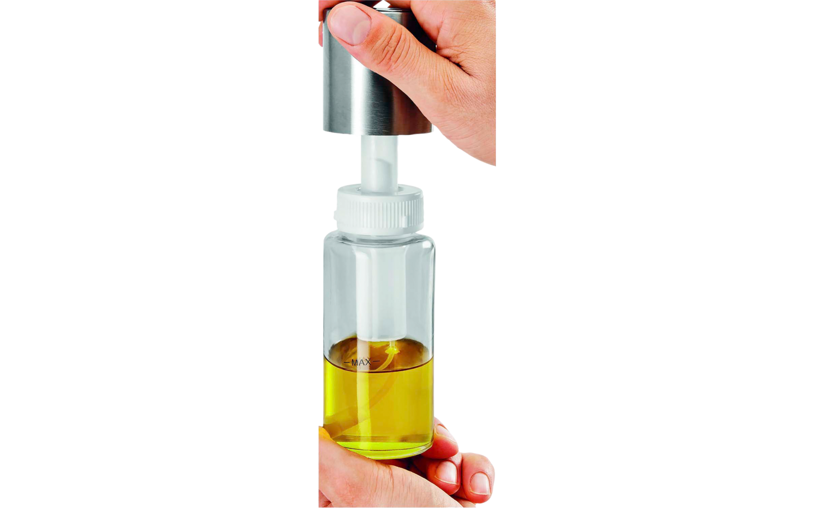Zwei Hände halten eine transparente Pumpflasche mit gelber Flüssigkeit; eine Hand nimmt den silbernen Pumpkopf ab