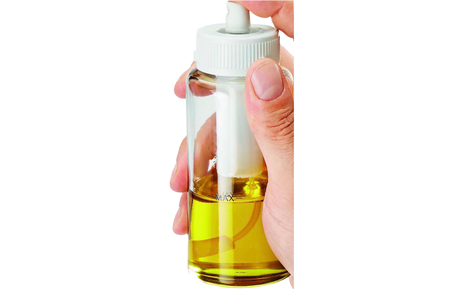 Eine Hand hält eine kleine Glasflasche mit gelber Flüssigkeit und weißem Tropfer vor weißem Hintergrund