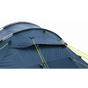 Close-up van de bovenkant van een blauwe tent met metalen stokken en neongele scheerlijnen op een witte achtergrond