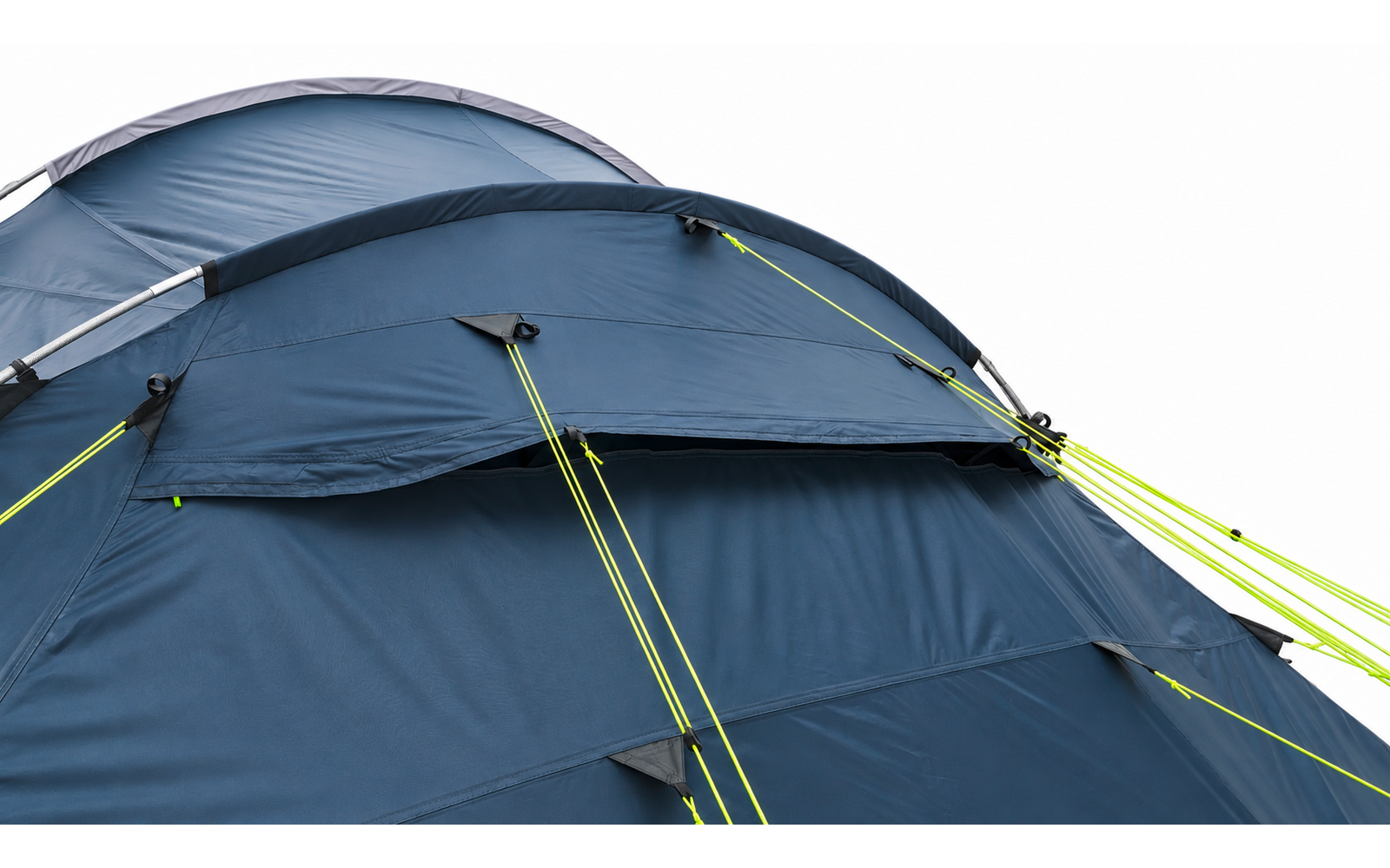 Close-up van de bovenkant van een blauwe tent met metalen stokken en neongele scheerlijnen op een witte achtergrond