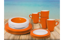 Meerdere oranje-witte borden en kopjes op een houten tafel met een blauwe achtergrond