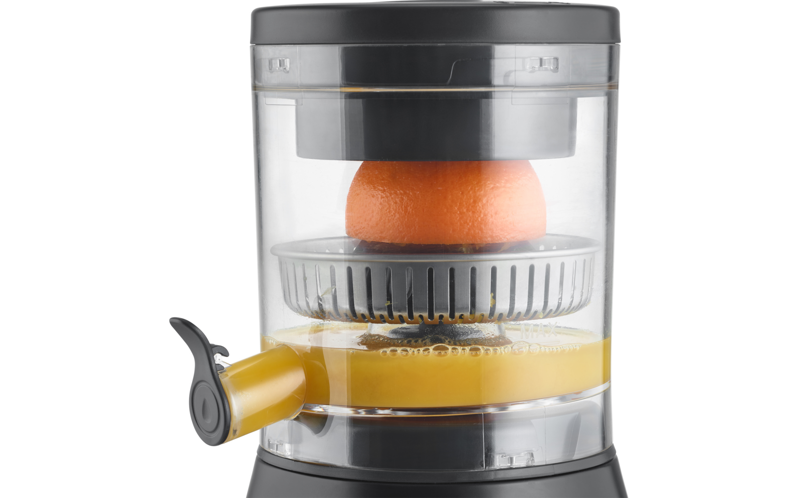 Demi-orange sous un presse-agrumes dans un récipient transparent, jus recueilli en dessous et bec verseur avec levier