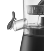 Gros plan : cuve transparente avec bec latéral et clapet noir, panier perforé partiellement visible et base noire