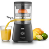Presse-agrumes électrique, jus coule dans un verre, à côté orange, citron et citron vert coupés en deux