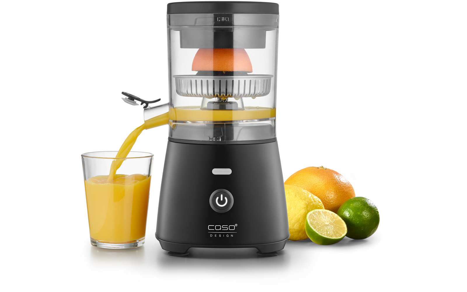 Presse-agrumes électrique, jus coule dans un verre, à côté orange, citron et citron vert coupés en deux