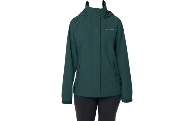 Persona de frente con chaqueta con capucha verde oscuro y bolsillos laterales sobre fondo blanco