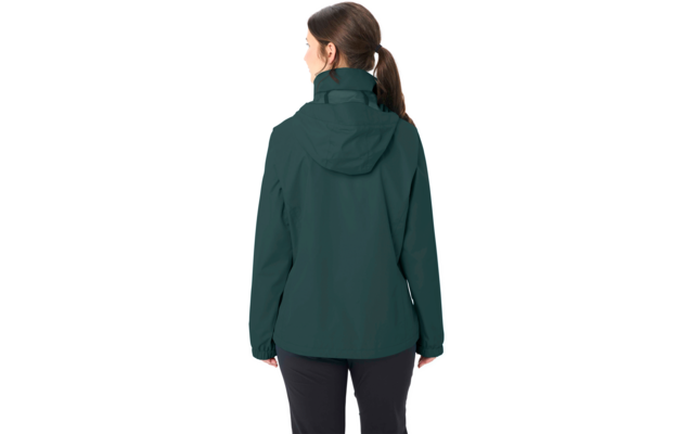 Person von hinten, trägt dunkelgrüne Kapuzenjacke, Pferdeschwanz, schwarze Hose, weißer Hintergrund