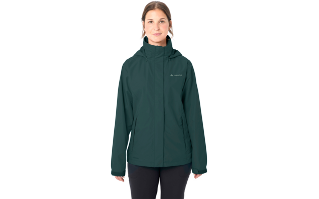 Person frontal, trägt dunkelgrüne Jacke mit Kapuze und seitlichen Taschen vor weißem Hintergrund