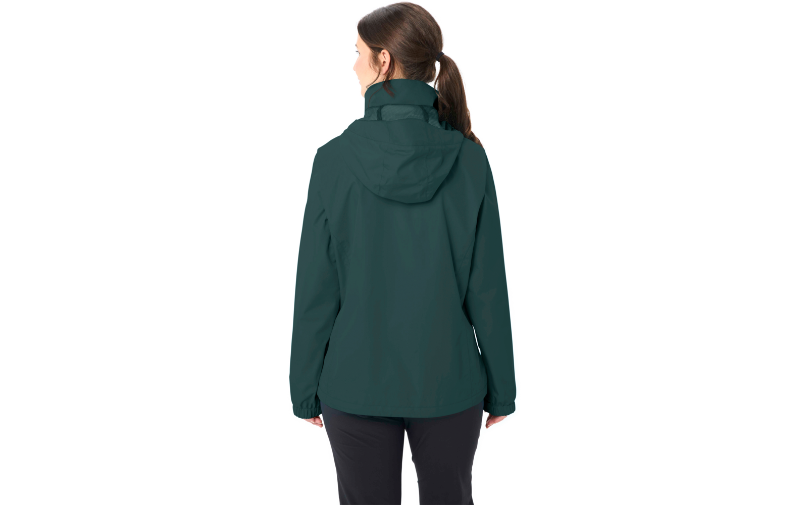 Person von hinten, trägt dunkelgrüne Kapuzenjacke, Pferdeschwanz, schwarze Hose, weißer Hintergrund