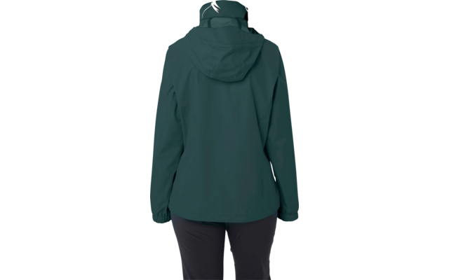 Persona vista de espaldas con chaqueta con capucha verde oscuro, cabello en coleta, pantalones negros, fondo blanco